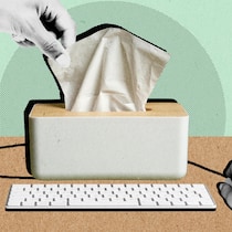 Das gilt, wenn Sie krank sind und trotzdem arbeiten Eine Hand zieht ein Papiertaschentuch aus einer Box, während eine andere Hand eine Büromaus und eine Tastatur bedient. Was ist Arbeitnehmerinnen und Arbeitnehmern zuzumuten, wenn sie krank oder erkältet sind? Das sind die Rechten und Pflichten.