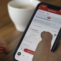 Mit diesen fünf Tricks sparen Sie bis zu 50 Prozent auf SBB-Billette Smartphone mit SBB-App - Wer das komplizierte Tarifsystem der SBB durchschaut, kann beim Zugfahren in der Schweiz massiv Geld sparen