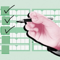 Optimieren Sie Ihre Steuern in fünf einfachen Schritten Collage mit Hand und Steuererklärung - Keine Ahnung von der Steuererklärung? Halb so schlimm, wenn man es richtig anpackt. Wir zeigen wie: in fünf Schritten