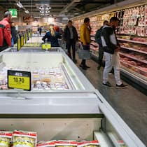 Mitarbeiter dürfen ablaufende Lebensmittel nicht mitnehmen Blick in eine Coop-Filiale - Tonnenweise landen Esswaren im Müll. Ein Beobachter-Leser ärgert sich: Coop entsorgt Produkte, statt sie dem Personal zu geben. Die Händler verteidigen ihre Rabatt-Politik