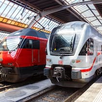 Im Ausland wird der Zug billiger, bei uns teurer 2RWWC77 Zurich, Switzerland - August 10, 2023: Passenger trains of SBB Schweizerische Bundesbahnen and DB Deutsche Bahn at main railway station in Zurich, Swi