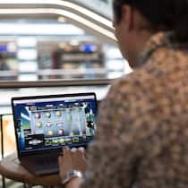 Immer mehr Süchtige – schützt das neue Geldspielgesetz zu wenig? Ein Mann spielt ein Online Casino Spiel auf seinem Computer.