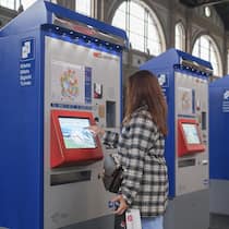 Unsichtbare Billette verwirren SBB-Passagiere Frau am Billett-Automaten im Bahnhof Zürich - Wer am Automaten die neue Option «Auf Swisspass laden» wählt, sieht danach kein Ticket in der SBB-App. Der Beobachter erklärt, was dahinter steckt – und warum niemand eine Busse fürchten muss
