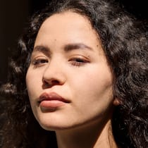 Sie gründet eine geheime Schule für afghanische Mädchen Porträt von Mahbube Ibrahimi – sie flüchtete allein in die Schweiz und startete das Projekt «Wild Flower». Die Online-Schule trotzt dem Bildungsverbot der Taliban und gibt 270 Afghaninnen Hoffnung