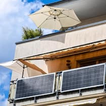 So kommen Sie zu Ihrer eigenen Solaranlage auf dem Balkon Balkonkraftwerk an einem Neubau - Kleine Solarpanels für den Balkon sind auch für Mieter eine gute Sache – wenn man alles richtig macht. Hier steht, was für die Schweiz gilt