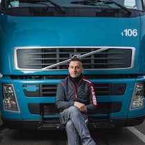 Die Angst fährt immer mit – unterwegs im LKW Adil Shabani vor seinem LKW - Immer wieder kommt es zu tödlichen Unfällen zwischen Lastwagen und Kindern. Wie erlebt ein Chauffeur die Situation im Verkehr? Auf Tour mit Adil Shabani durch die Stadt Zürich