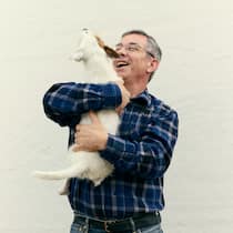 Er hat Missstände am Tierspital aufgedeckt – und den Job verloren Jorge Pereira lacht mit Hund - Jorge Pereira war Pflegehelfer am Tierspital Zürich. Er dokumentierte, wie verletzte Hunde und Katzen in ihrem Kot liegen mussten. Dann wurde er entlassen