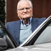 Bemerkenswertes Urteil nach Selbstunfall Manfred Hesse vor seinem Mercedes
