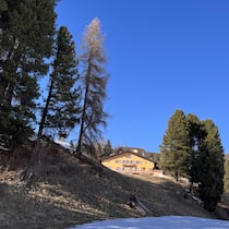Stiftungsaufsicht prüft Luxusvilla-Pläne der Pro Juventute Chesa Spuondas am Suvrettahang in St. Moritz - Mitten am exklusiven Suvretta-Hang von St. Moritz plant Pro Juventute eine Luxusvilla. Damit sollen zusätzliche Einnahmen generiert werden. Die Stiftungsaufsicht ist alarmiert