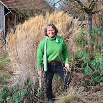 Diese Künstlerin verwandelt ihren Rasen in ein blühendes Paradies Künstlerin Katharina Haller in ihrem Garten - Katharina Haller hat die Grasfläche um ihr Haus in den letzten rund 15 Jahren Stück für Stück in einen Staudengarten verwandelt. Er sieht jedes Jahr ein bisschen anders aus