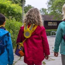 40 Minuten Schulweg sind für Erstklässler zumutbar Kinder auf dem Weg zum Kindergarten. Beim Schulweg muss man nicht alles hinnehmen. Der Beobachter sagt, was Betroffene unternehmen können.