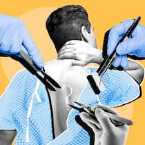 Soll ich mich unters Messer legen? Ein männlicher Patient mit Operationskittel legt dessen Kreuz frei, auf dem Hände mit Skalpell etwas herumschneiden. Ist man sich über eine medizinische Behandlung unsicher oder braucht noch mehr Informationen, sollte man eine ärztliche Zweitmeinung einholen.