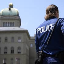 Darum geht es beim PMT-Gesetz Polizist vor dem Bundeshaus