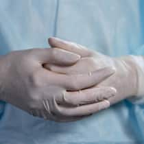Ärzte verlangen Bargeld für schnellere Operationen – Patientenstellen schlagen Alarm Doctor with hands clasped wearing white surgical gloves
Original File ID: 2203837019