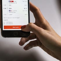 100 Franken Busse trotz Billettkauf: Gehen die SBB zu weit? A woman purchases a train ticket with the SBB Mobile App, photographed in Zurich, Switzerland, on November 15, 2016. (KEYSTONE/Christian Beutler) Eine Frau kauft ein Zugbillett mit der SBB Mobile App, fotografiert am 15. November 2016 in Zuerich. (KE…