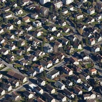Urteil spart Eltern Tausende Franken Steuern Ein Einfamilienhaus reiht sich an das naechste in Buchs, Kanton St. Gallen, aufgenommen am Freitag, 5. November 2010. (KEYSTONE/Alessandro Della Bella)
SCHWEIZ BUCHS