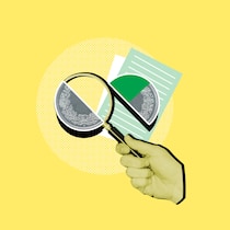 Weniger EL wegen fiktivem Einkommen – was tun? Eine Lupe wird über einen Stapel Dokumente und einer Geldmünze gehalten, die hälftig geteilt ist - Wer eine halbe IV-Rente bezieht und dazu Ergänzungsleistungen erhält, muss unter Umständen damit rechnen, dass ein hypothetisches Erwerbseinkommen angerechnet wird, welches die Ergänzungsleistungen schmälert. Weshalb das so ist und wie man dies vermeidet, erklärt diese Hotline-Frage des Beobachters.