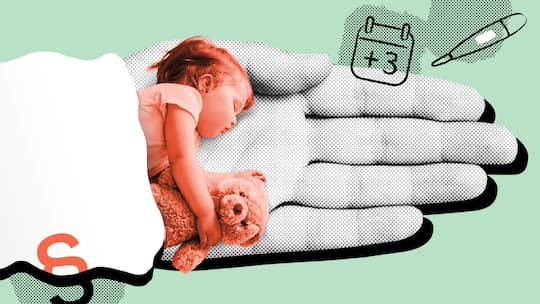 Ein kleines Kind schläft mit einem Stofftier auf einer grossen ausgebreiteten Handfläche neben einem Fieberthermometer und einem Kalendereintrag, auf dem «+3» geschrieben steht - Diese Rechte haben berufstätige Eltern in der Schweiz, wenn sie aufgrund von Familienpflichten nicht arbeiten können.
