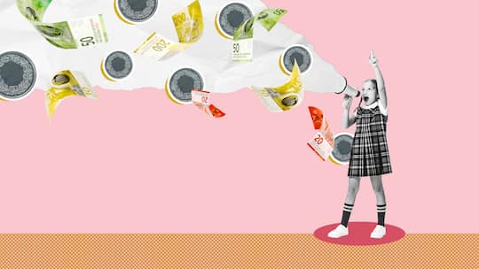 Ein Mädchen mit einem Megafon, aus dem Scheine und Münzen fliegen. Wie man Mädchen in Finanzfragen gleichberechtigt erzieht.