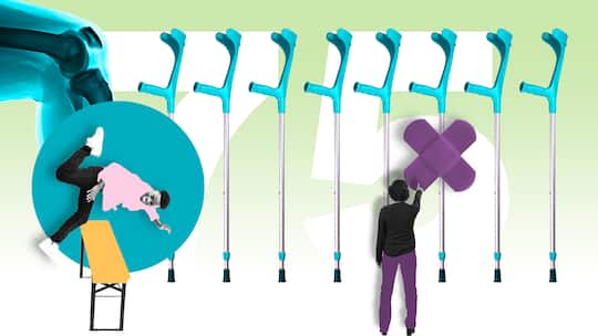 Illustration mit Krücken - Ein 16-Jähriger Junge muss wegen eines Vorfalls am Knie ins Spital. Er bekommt eine Krücke – und später eine Rechnung über 1720 Franken. Verrechnet wurden 75 Paar Krücken