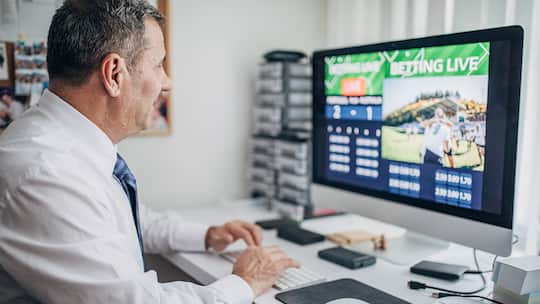 Ein Büroangestellter platziert während der Arbeitszeit eine Live-Wette für ein Fussballspiel. Was ist in der Schweiz bei Sportwetten erlaubt? Und darf man private Tippspiel-Turniere durchführen, bei dem es um ein grosses Preisgeld geht? Das sagt das Schweizer Geldspielgesetz