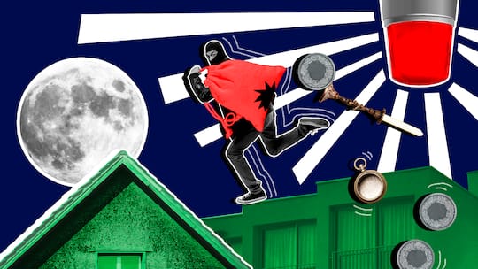 Ein maskierter Einbrecher mit Sack auf dem Rücken rennt über Hausdächer. Wie Sie sich vor Einbrechern schützen können.