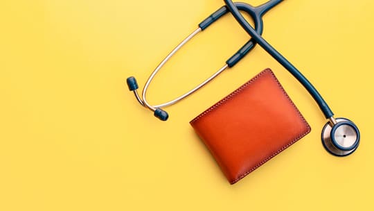 Stethoskop und Portemonnaie - Innerhalb der Ärzteschaft klaffen die Löhne auseinander. Eine Magen-Darm-Spezialistin verdient mehr als doppelt so viel wie ein Hausarzt
