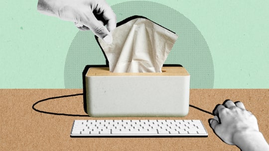 Eine Hand zieht ein Papiertaschentuch aus einer Box, während eine andere Hand eine Büromaus und eine Tastatur bedient. Was ist Arbeitnehmerinnen und Arbeitnehmern zuzumuten, wenn sie krank oder erkältet sind? Das sind die Rechten und Pflichten.