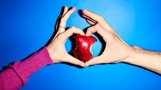 Ein gleichmässig angebissener Apfel steht sinnbildlich für den Betreuungsanteil, den Eltern leisten, wenn sie sich nach der Trennung die Obhut der Kinder teilen. Hierbei stellt die Berechnung des Kindesunterhalts oftmals eine grosse Herausforderung. Der Beobachter zeigt, wie es geht.