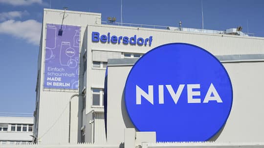 Beiersdorf Fabrik - Wenn ausländische Lieferanten zu hohe Preise verlangen, können sich Schweizer Unternehmen seit vier Jahren dagegen wehren. Die Migros hat das getan – ansonsten nutzen aber erst wenige Firmen diese Möglichkeit