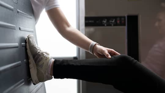 Man sieht den Arm der Physiotherapeutin und das Bein der Patientin - Eine aufmerksame Patientin entlarvte ein Basler Physiotherapiezentrum. Jetzt fordert die Krankenkasse den zu viel verrechneten Betrag zurück – und bittet Patienten, ihre Rechnungen zu prüfen