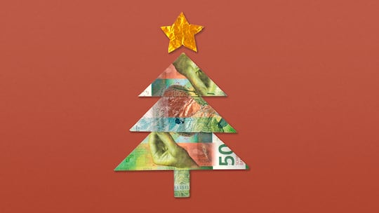 Banknoten à 50 Franken sind zu einem Weihnachtsbaum gefaltet. Wer einen Bonus zu Weihnachten erhält, wirft immer wieder rechtliche Fragen auf.