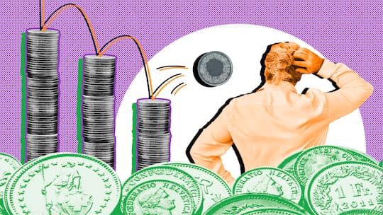 Frau neben drei Münzstapeln – Die Säule 3a ist eine wichtige finanzielle Ergänzung fürs Alter. Ausserdem lassen sich mit ihr Steuern sparen – wenn man rechtzeitig einzahlt