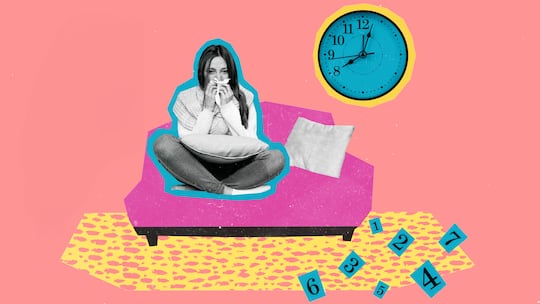 Eine Frau mit Taschentuch auf einem pinken Sofa vor einer Uhr, deren Zahlen teils auf dem Boden liegen. Sind Teilzeitarbeitende bei Krankheit benachteiligt?
