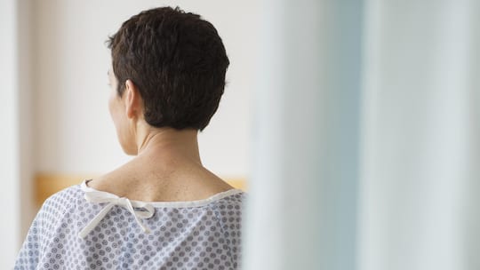 Frau Patientin Krankenhaus Rückenansicht