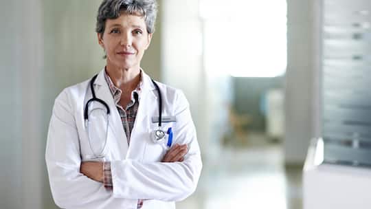 Ärztin im Arztkittel - Ein Vorstoss will das Arztgeheimnis für Arbeitgeber lockern. In unserer Community auf beobachter.ch sowie Reddit prallen Angst vor Überwachung und Wut über angeblichen Missbrauch aufeinander