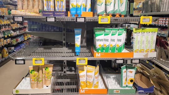 Lücke im Mayonnaise-Regal - Bei Coop und Migros verschwinden bekannte Marken immer wieder aus den Regalen – nicht wegen Lieferproblemen, sondern wegen Preisverhandlungen. Ein notwendiges Übel oder reine Machtdemonstration? Diskutieren Sie mit