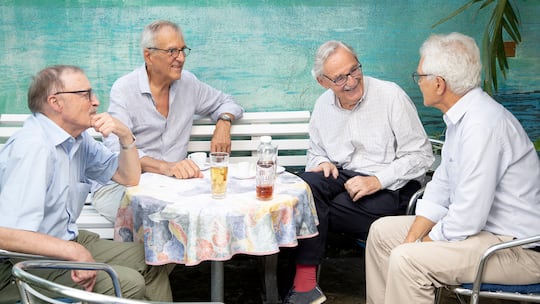 Vier pensionierte Ärzte am Tisch: Im «Café Med» kann man sich gratis beraten lassen Operieren oder nicht? Bei solchen Entscheiden helfen pensionierte Ärztinnen und Ärzte – bei einer Tasse Kaffee. amm Café Med - Akademie Menschenmedizin im Café Neumärt in 8001 Zürch. 22.8.2022 Im Bild, Aerzte. Foto von links nach rechts:Peter Haydon, Dr. med., Augenarzt / Thomas Toth, Dr.med.; Pneumonologie / Ueli Münch, Dr.med.; Innere Medizin, Kardiologie / Giatgen Spinas, Prof.Dr.med.; Innere Medizin, Kardiologie