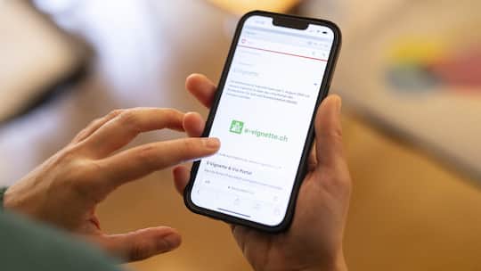 Eine Frau loest eine elektronische Vignette, die E-Vignette, zur Nutzung von abgabepflichtigen Autobahnen und Autostrassen fuer das Jahr 2024 auf ihrem Telefon, aufgenommen am Freitag, 1. Dezember 2023 in Zuerich. (KEYSTONE/Ennio Leanza)
SCHWEIZ VERK…