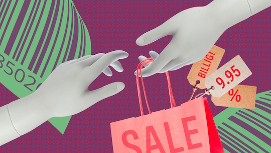 Eine Hand einer Schaufensterpuppe reicht einer anderen Hand eine Einkaufstasche, bei der ein Etikett mit einem Preisschild angebracht ist - Welche Regeln müssen Schweizer Läden und Geschäfte befolgen, um den Preis für Produkte anzuschreiben und auf welche Rechte können Konsumentinnen und Konsumenten zählen? Der Beobachter sagt, was in der Schweiz gilt.