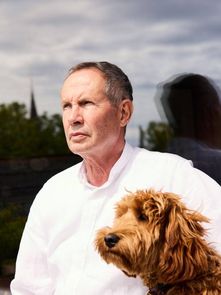 Seine Mutter quälte ihn – und er spricht darüber Kurt Erni mit Hündin Bonny - Kurt Erni wurde als Kind von seiner Mutter schwer misshandelt. Er hat überlebt – und die Spirale der Gewalt durchbrochen. Ein Porträt über seelische Narben und den Kampf gegen ein Tabu