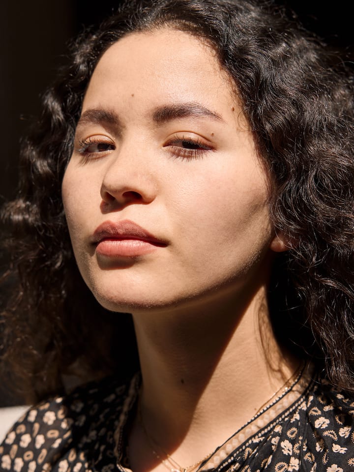 Sie gründet eine geheime Schule für afghanische Mädchen Porträt von Mahbube Ibrahimi – sie flüchtete allein in die Schweiz und startete das Projekt «Wild Flower». Die Online-Schule trotzt dem Bildungsverbot der Taliban und gibt 270 Afghaninnen Hoffnung