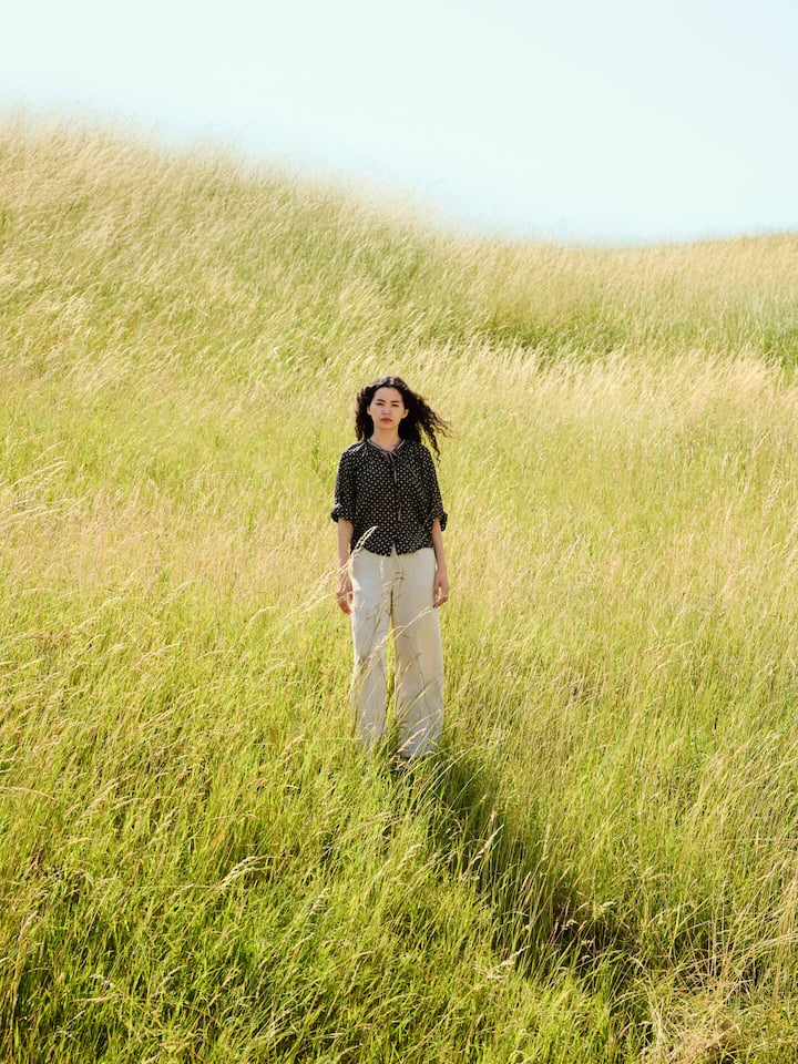 Mahbube Ibrahimi flüchtete allein in die Schweiz und startete das Projekt «Wild Flower». Die Online-Schule trotzt dem Bildungsverbot der Taliban und gibt 270 Afghaninnen Hoffnung.