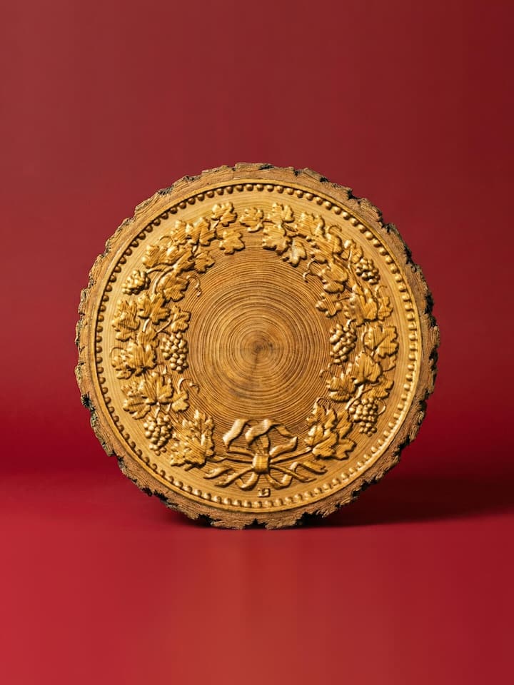 Beobachter - KI generierte Illustration eines abgesägten Holzstamms mit Reblaub-Relief des fünfrappen Stücks zum Thema Holz-Label - Sparmassnahme: Bund will Holzdeklarationspflicht klammheimlich kippen