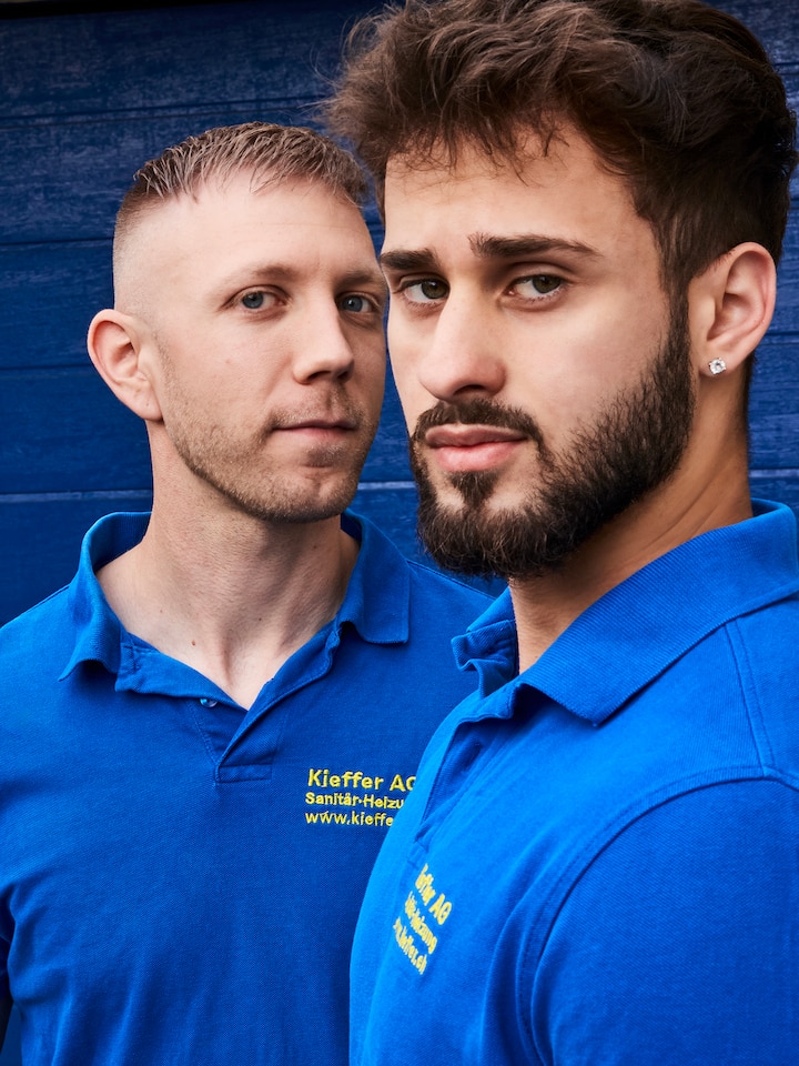 Diese zwei Handwerker retteten Verletzte aus einem Postauto Kevin Kieffer (links) und Redon Cacaj - Kevin Kieffer und Redon Cacaj waren unterwegs zu einer Baustelle – mit etwas Verspätung. Das erwies sich als Glück für viele Opfer eines schweren Verkehrsunfalls werden