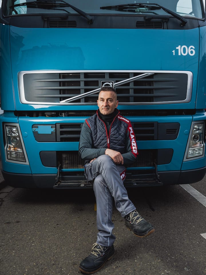 Die Angst fährt immer mit – unterwegs mit einem LKW-Fahrer Adil Shabani vor seinem LKW - Immer wieder kommt es zu tödlichen Unfällen zwischen Lastwagen und Kindern. Wie erlebt ein Chauffeur die Situation im Verkehr? Auf Tour mit Adil Shabani durch die Stadt Zürich