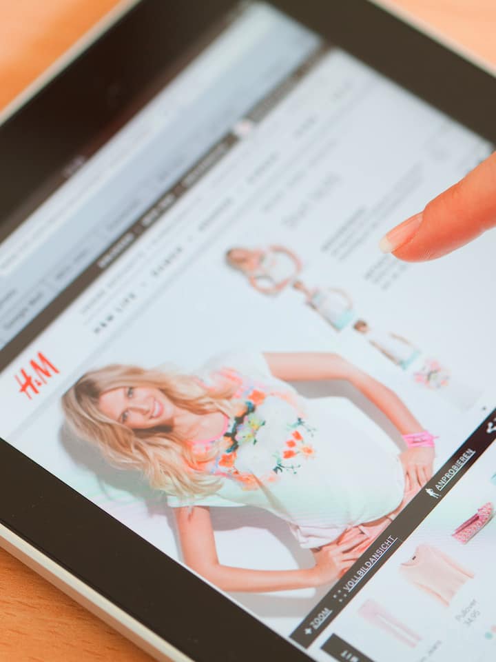 Diese Firmen schröpfen die Schweiz Website von H&M auf einem Tablet - Zara, Ikea, H&M und Co. verlangen auf ihren Schweizer Websites rund 30 Prozent mehr als im benachbarten Ausland. So umgehen Sie die hohen Preise