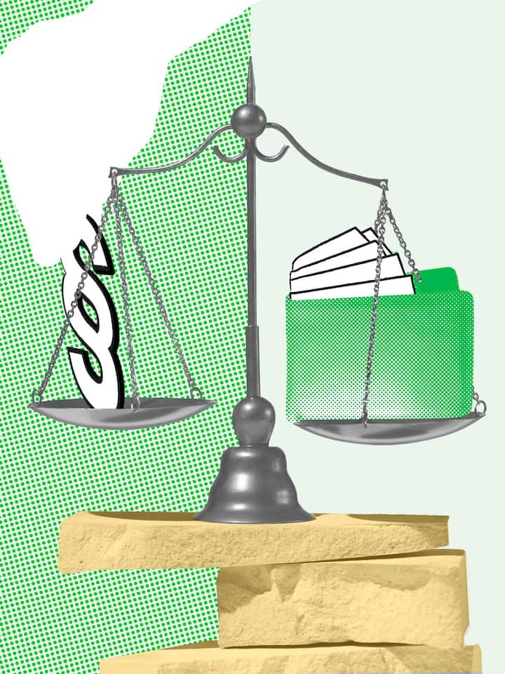 So wird der Lohn korrekt abgerechnet Ein Portemonnaie und ein Paragrafenzeichen liegen in einem Körbchen einer Waage, die ausbalanciert ist. Gibt es gesetzliche Bestimmungen, die den Lohn bestimmen? Die wichtigsten Fragen und Antworten zum Lohn