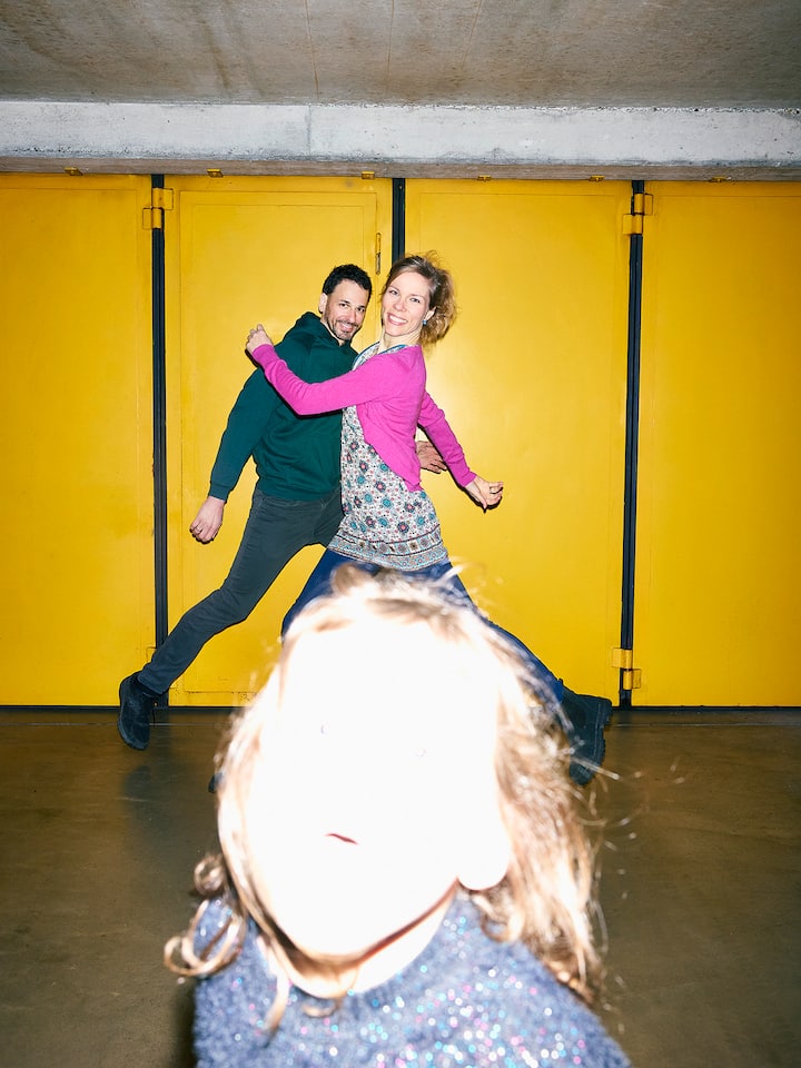 Zwei Zuhause, ein Herz – und glückliche Eltern Sarah und Tobias van Baarsen machen Faxen - Das Kind ist eine Woche bei Mama, dann eine bei Papa: Die alternierende Obhut gibt getrennten Paaren neue Freiheiten, die nicht getrennte missen