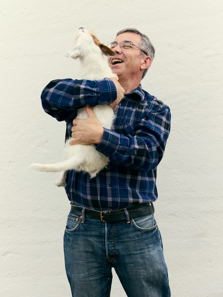 Er hat Missstände am Tierspital aufgedeckt – und den Job verloren Jorge Pereira lacht mit Hund - Jorge Pereira war Pflegehelfer am Tierspital Zürich. Er dokumentierte, wie verletzte Hunde und Katzen in ihrem Kot liegen mussten. Dann wurde er entlassen